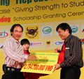 Giải golf gây quỹ học bổng “Tiếp sức đến trường” 2010: Gần 2,8 tỷ đồng giúp học sinh vượt khó