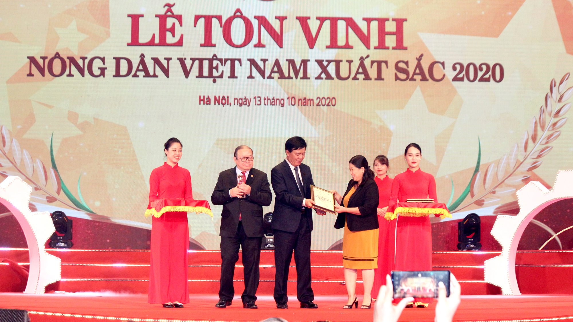 Ô. Ngô Văn Đông -TGĐ. Cty CP Phân bón Bình Điền đón nhận Danh hiệu Doanh nghiệp đồng hành cùng nông dân