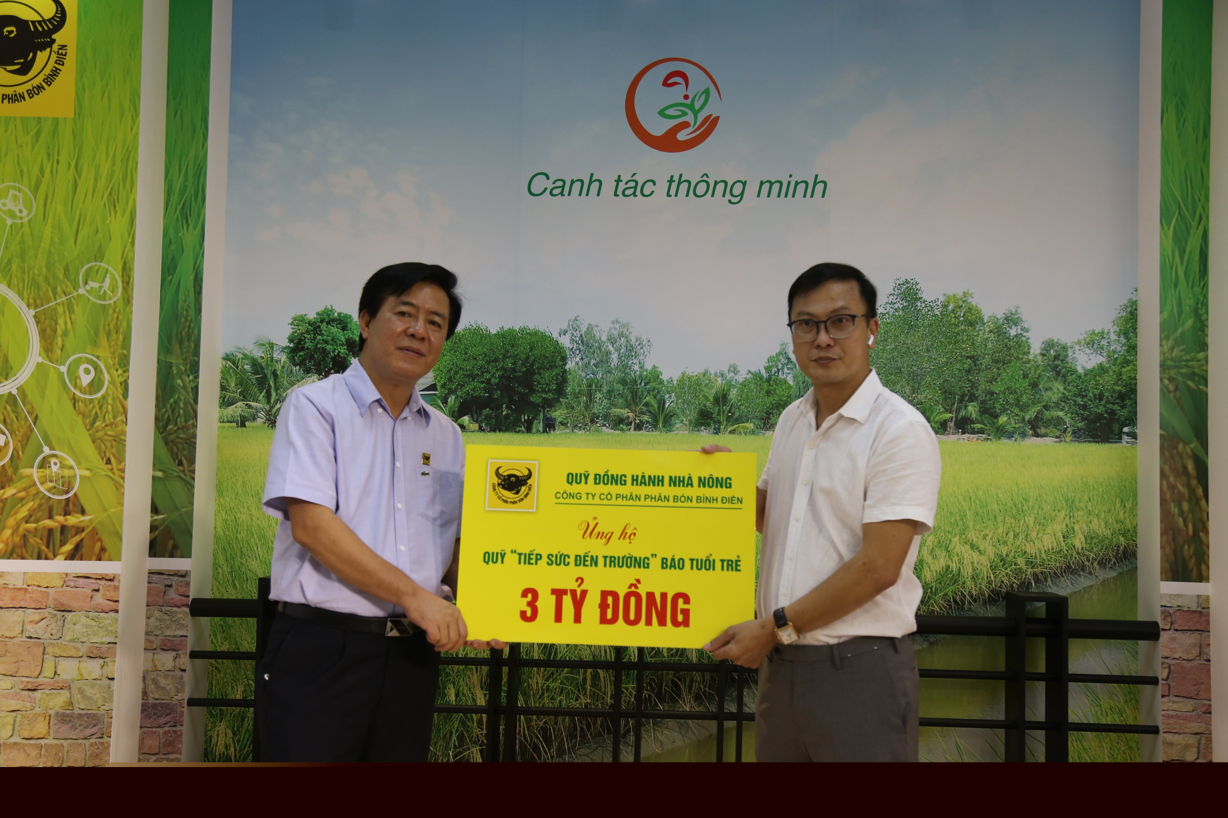 Đại diện báo Tuổi Trẻ (phải) tiếp nhận bảng ủng hộ cho chương trình 
